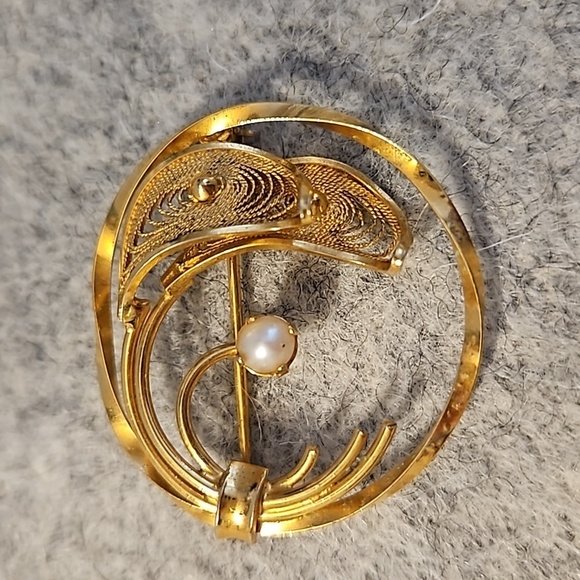 WINARD 12K GF Faux Pearl on Gold Filled 1 3/8"Dia. Brooch - Picture 1 of 6